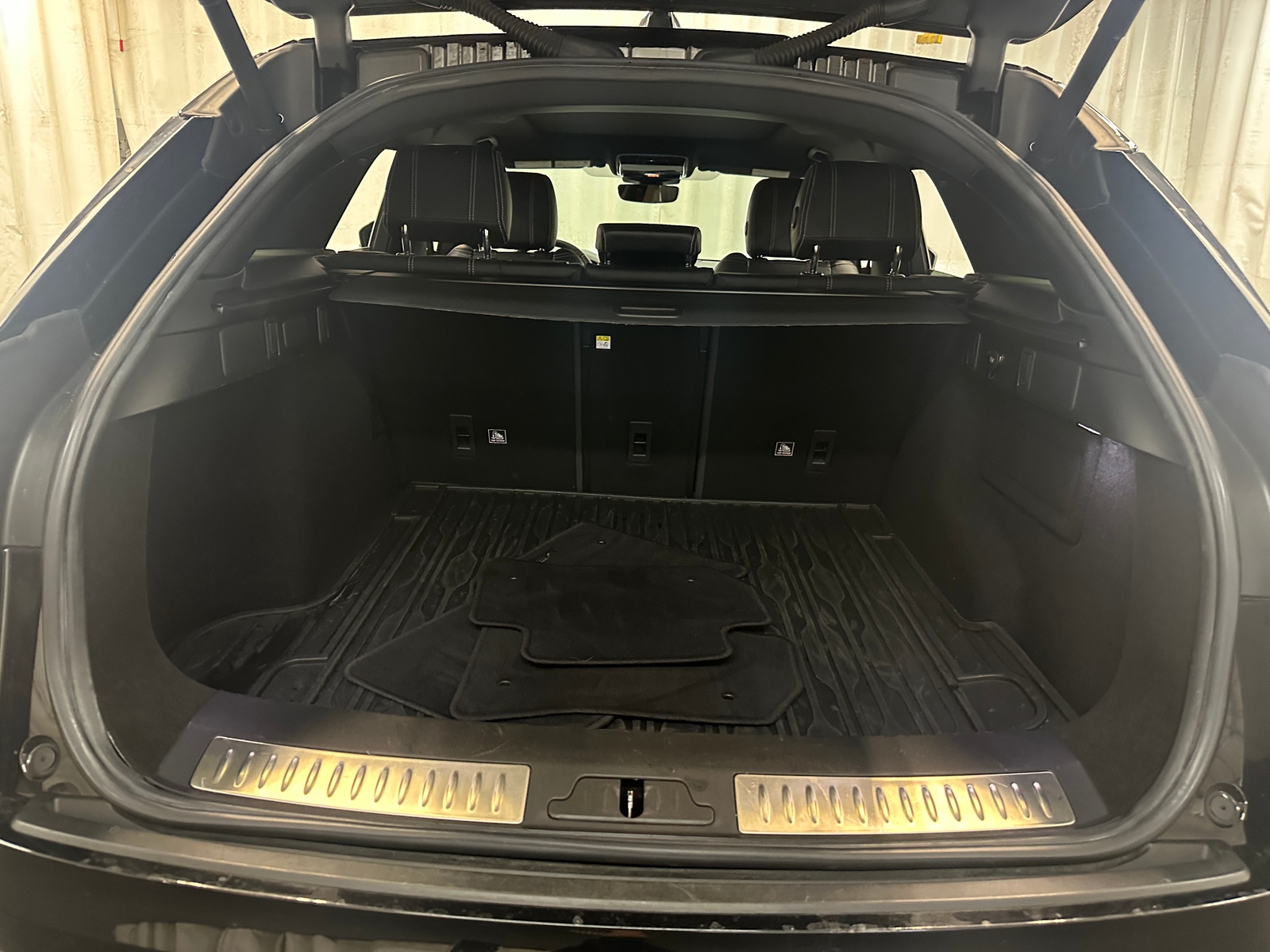 Thumbnail: 2020 Land Rover Range Rover Velar - 6