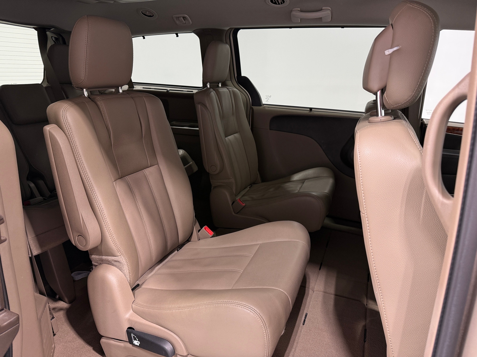 Thumbnail: 2015 Chrysler Town & Country - 5