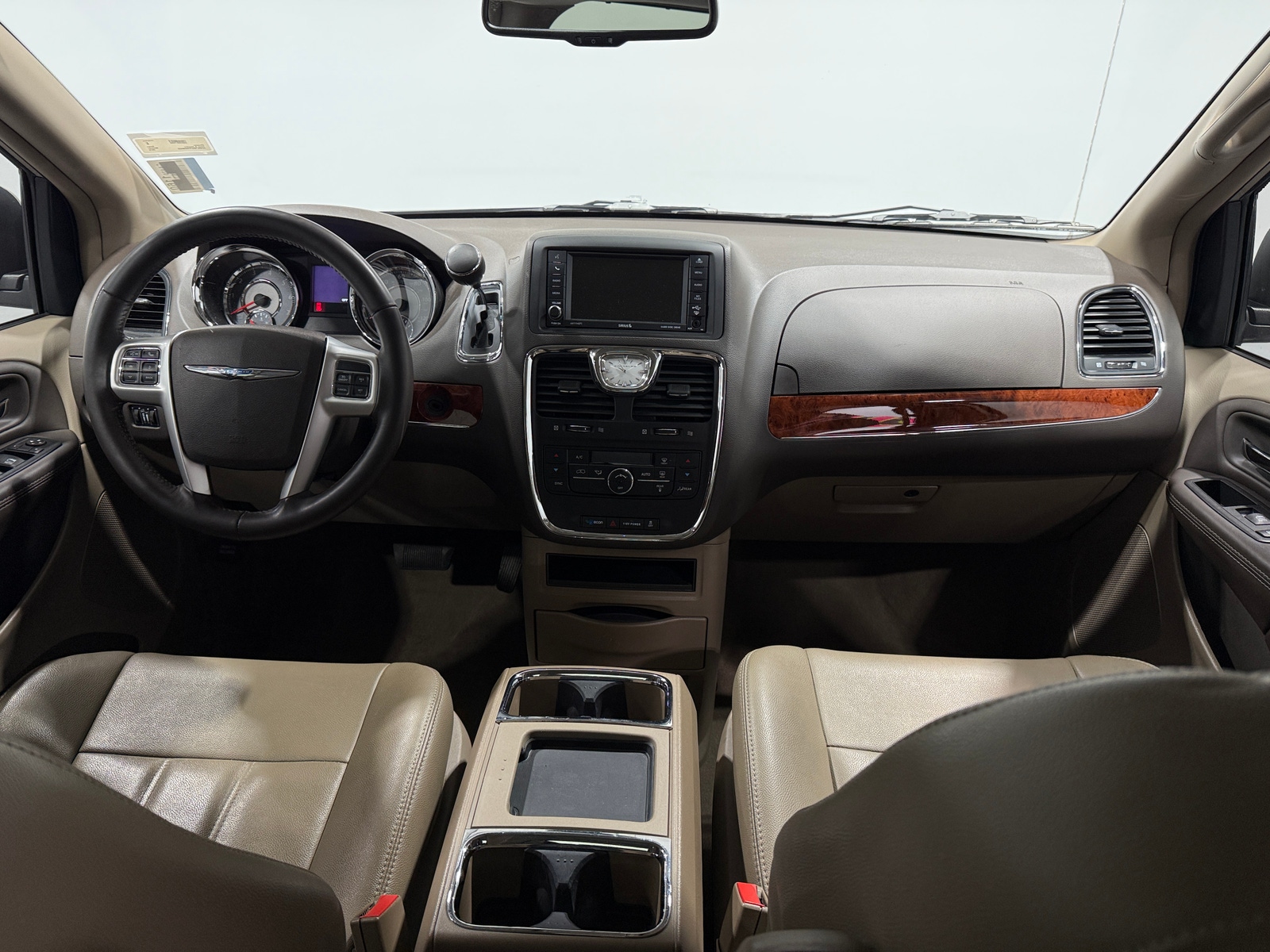 Thumbnail: 2015 Chrysler Town & Country - 2