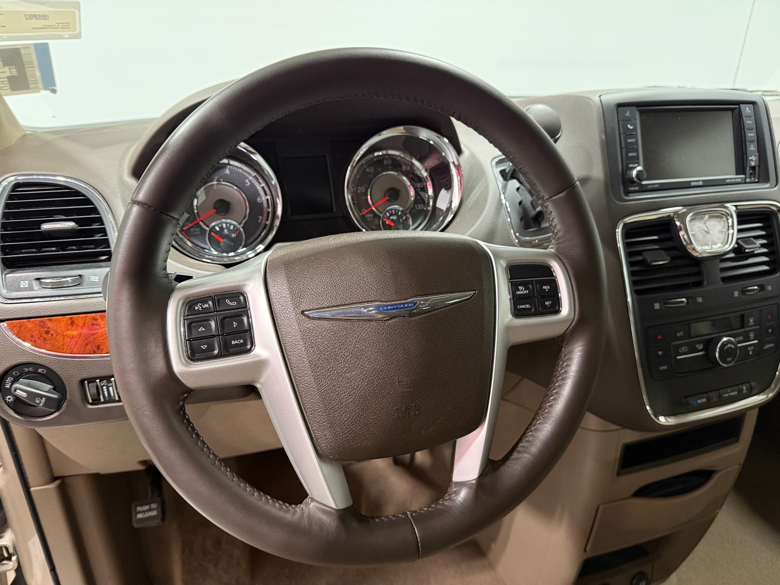 Thumbnail: 2015 Chrysler Town & Country - 4