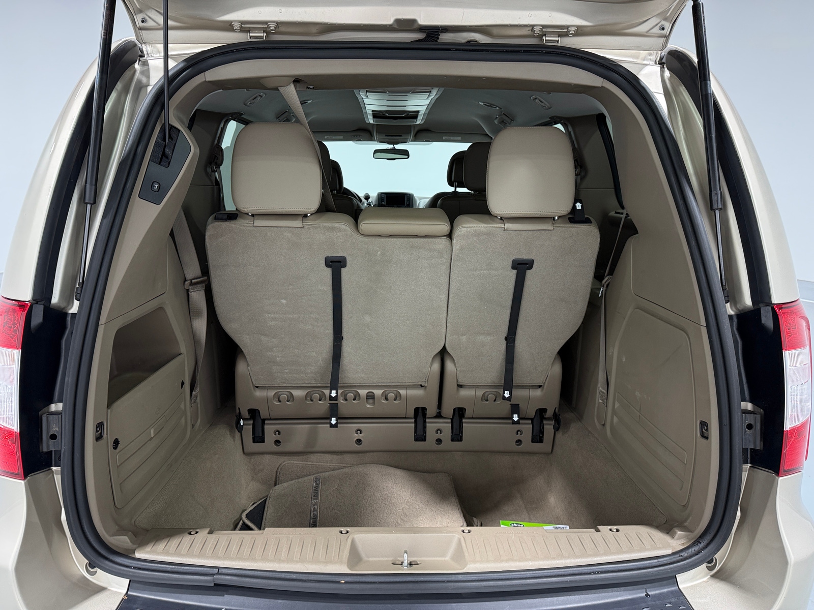 Thumbnail: 2015 Chrysler Town & Country - 6