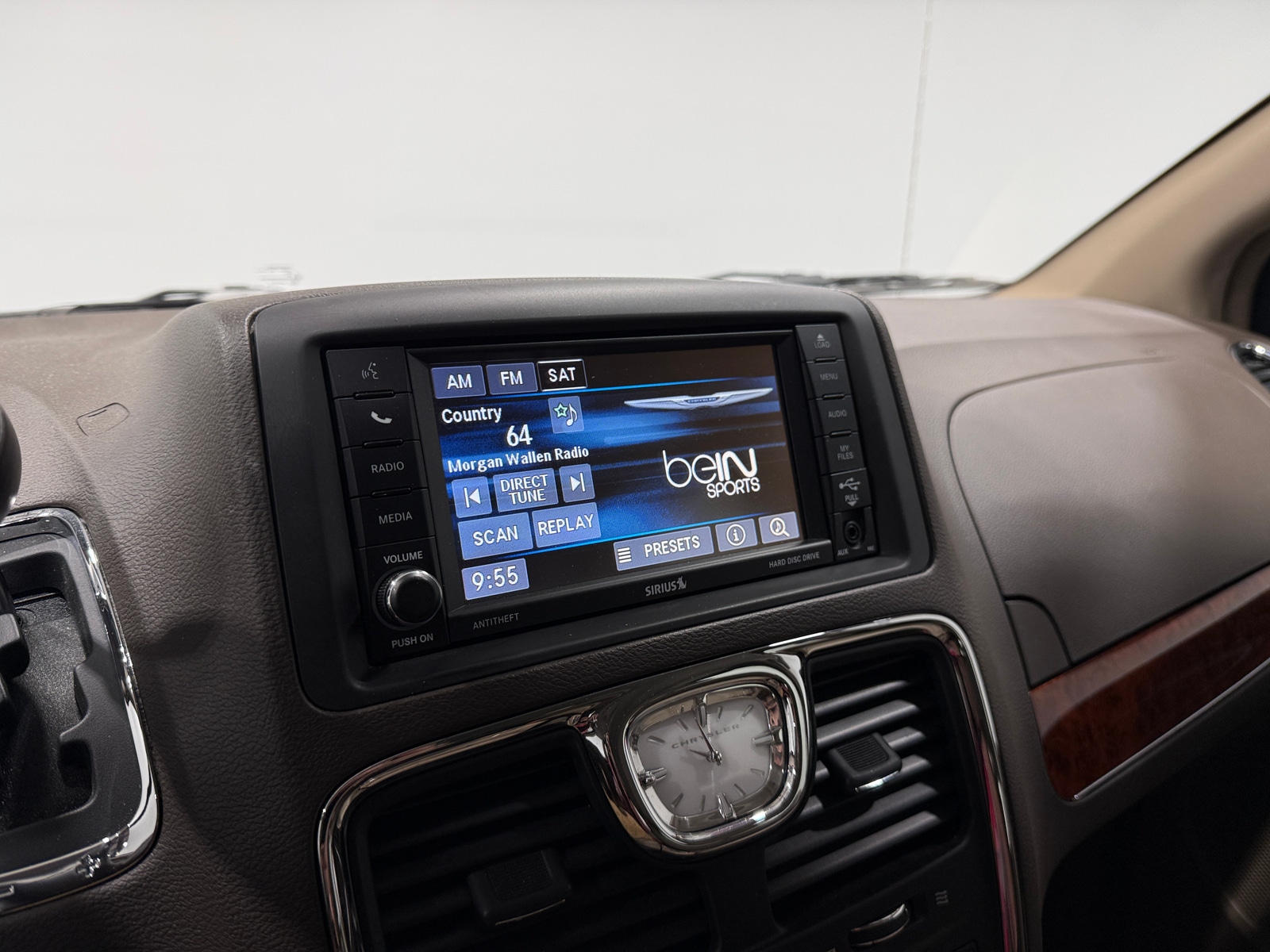 Thumbnail: 2015 Chrysler Town & Country - 3