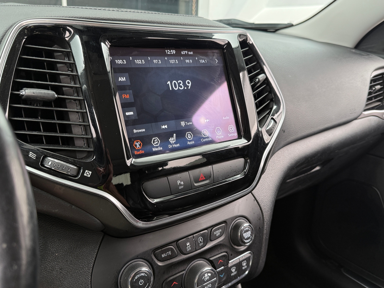 Thumbnail: 2020 Jeep Cherokee - 3