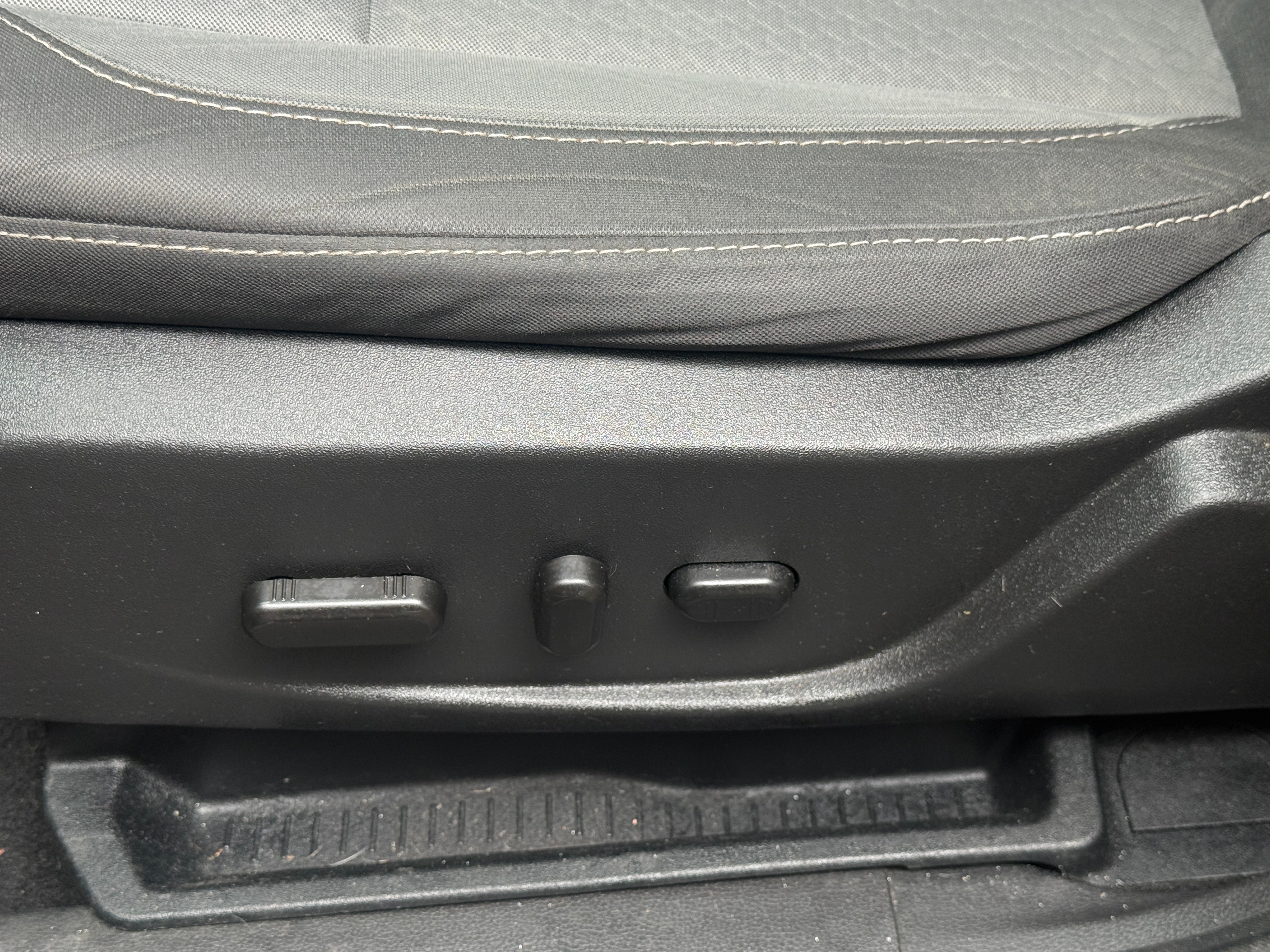 Used 2017 Ford Escape SE with VIN 1FMCU9GD9HUE89383 for sale in Auburn, WA