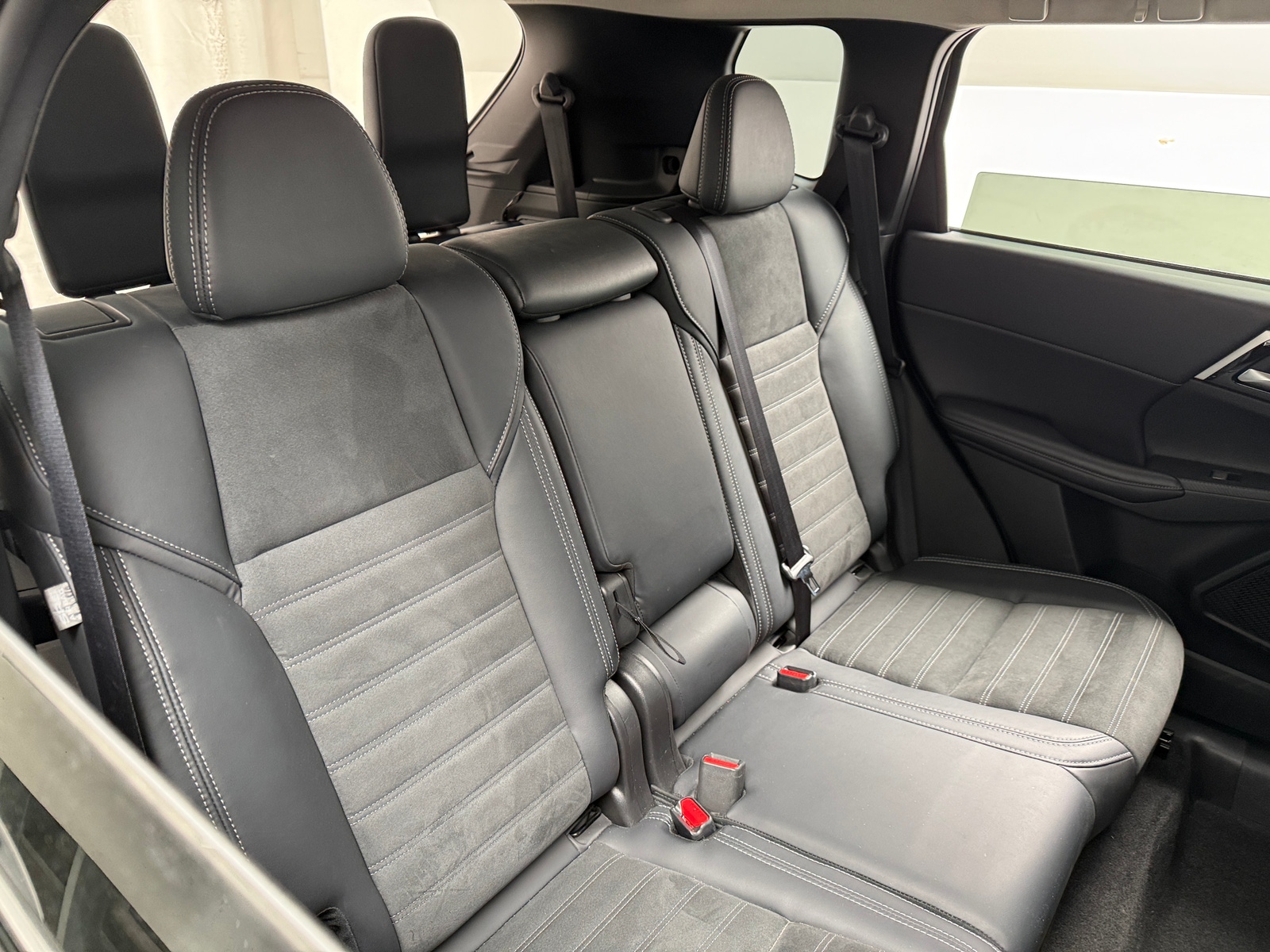 Thumbnail: 2025 Mitsubishi Outlander - 5