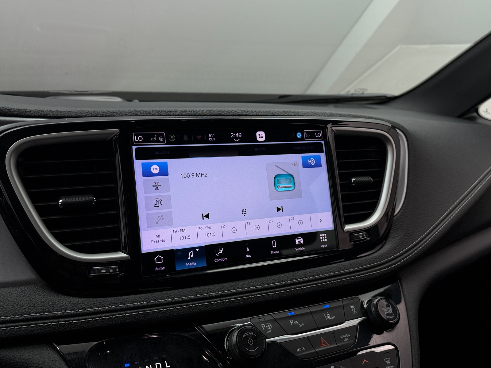 Thumbnail: 2021 Chrysler Pacifica - 4