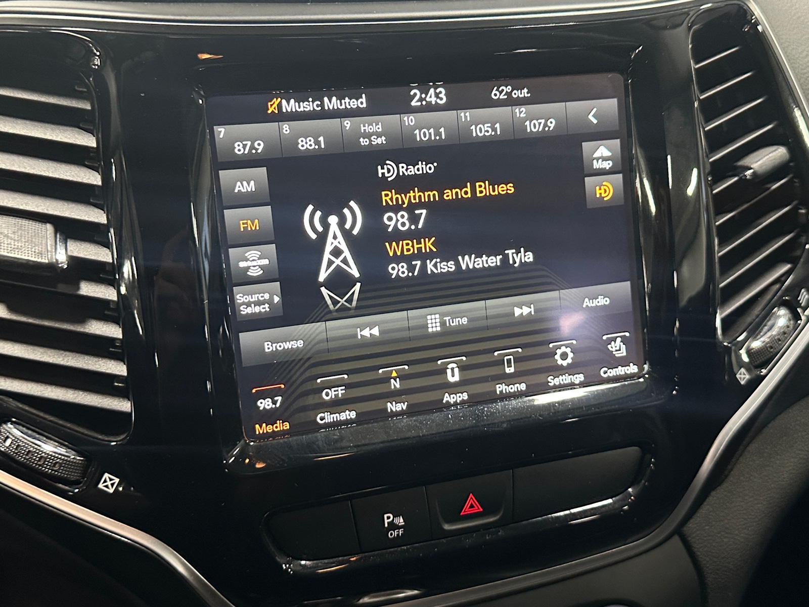 Thumbnail: 2019 Jeep Cherokee - 3