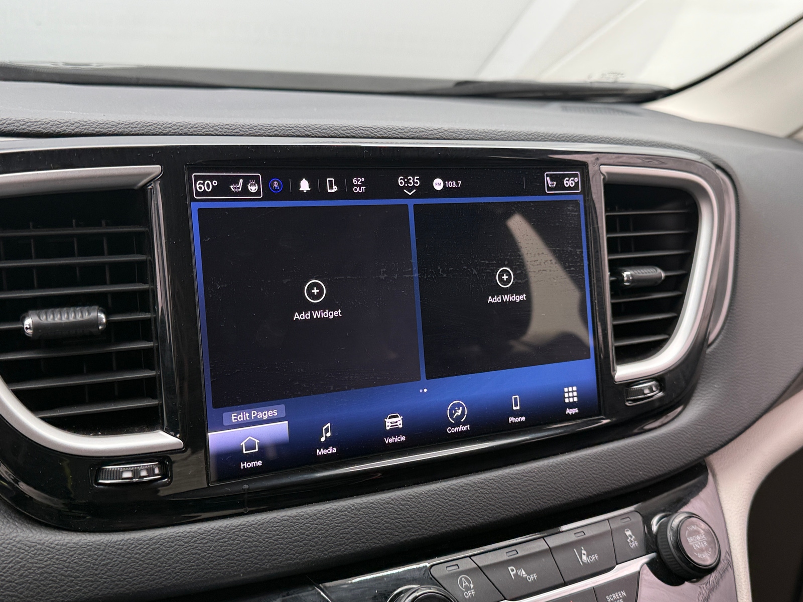 Thumbnail: 2023 Chrysler Pacifica - 3