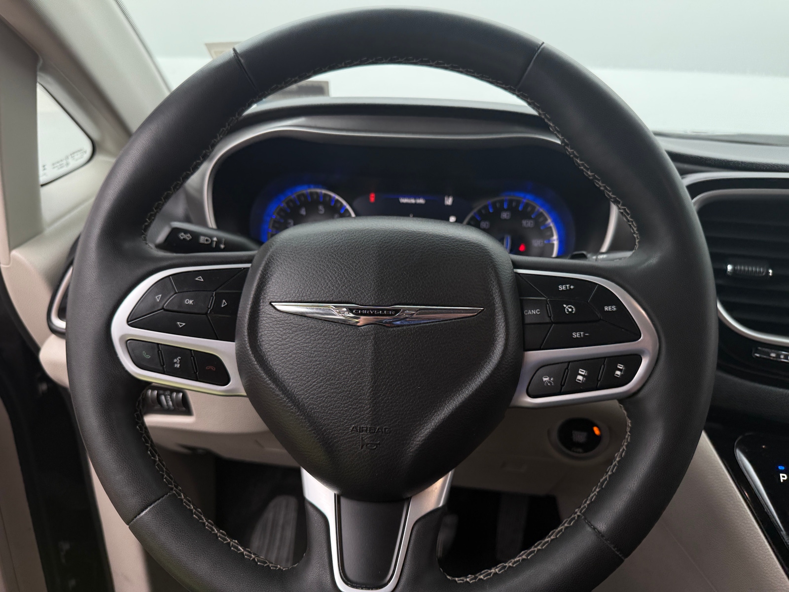 Thumbnail: 2023 Chrysler Pacifica - 4