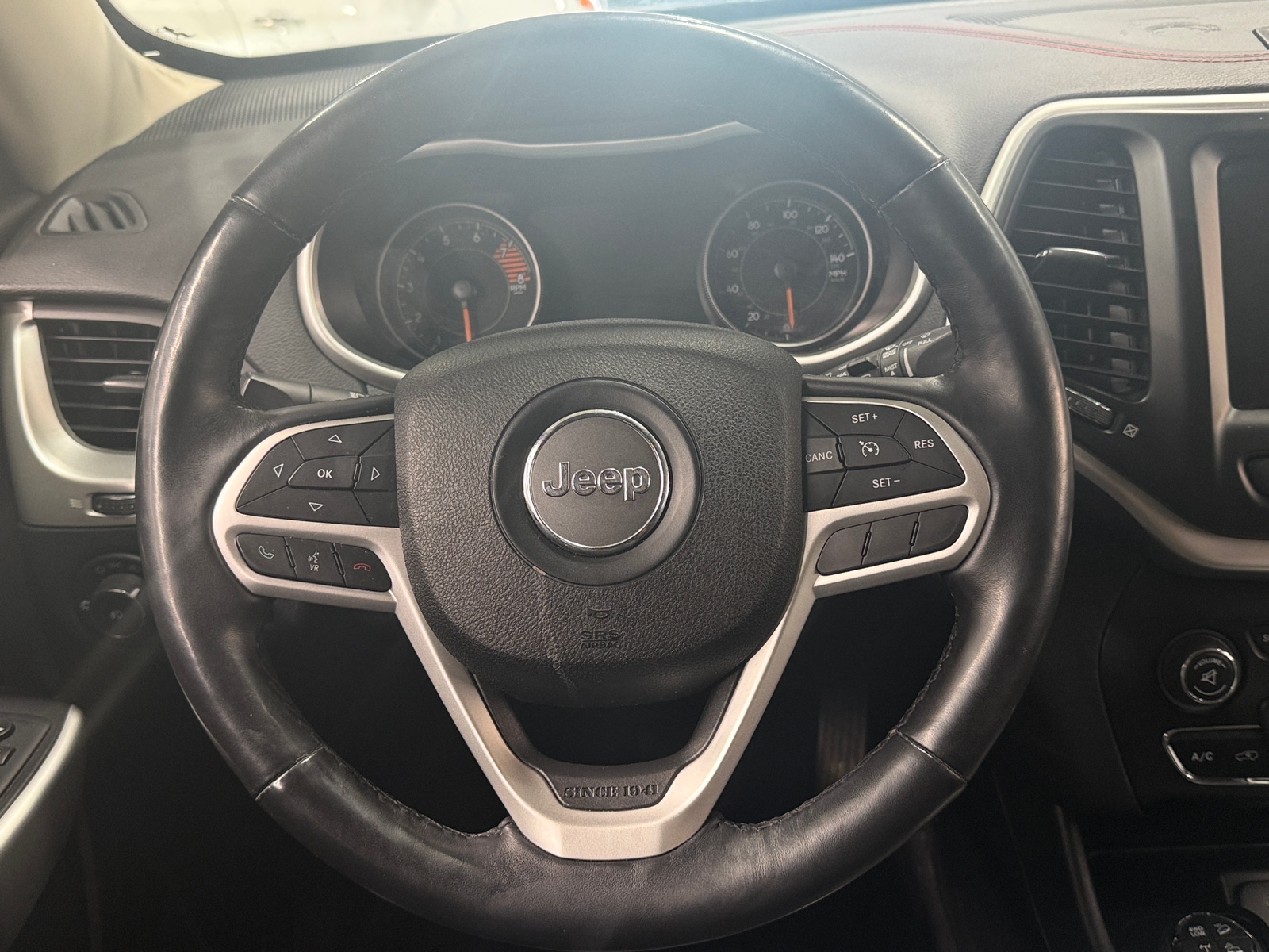 Thumbnail: 2017 Jeep Cherokee - 5