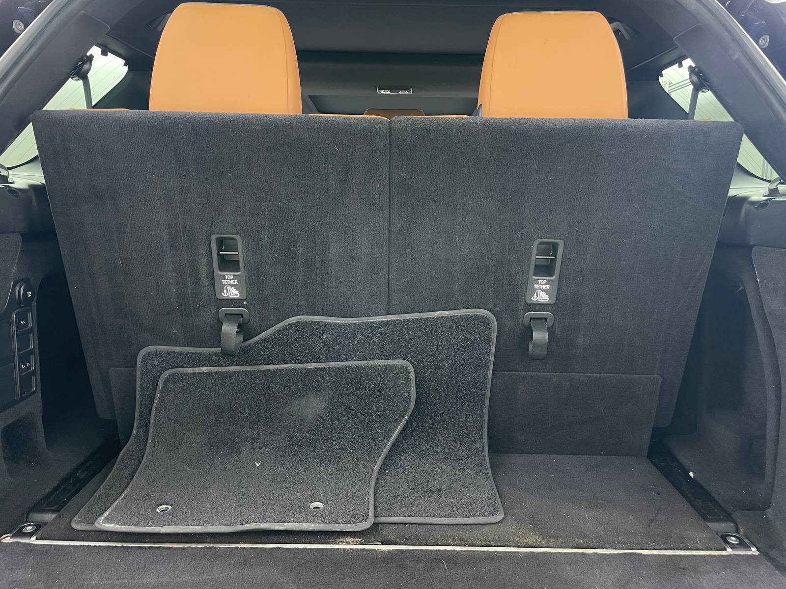 Thumbnail: 2020 Land Rover Discovery - 6