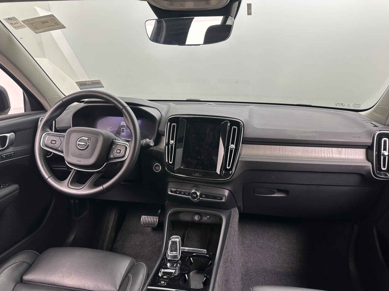 Thumbnail: 2025 Volvo XC40 - 3