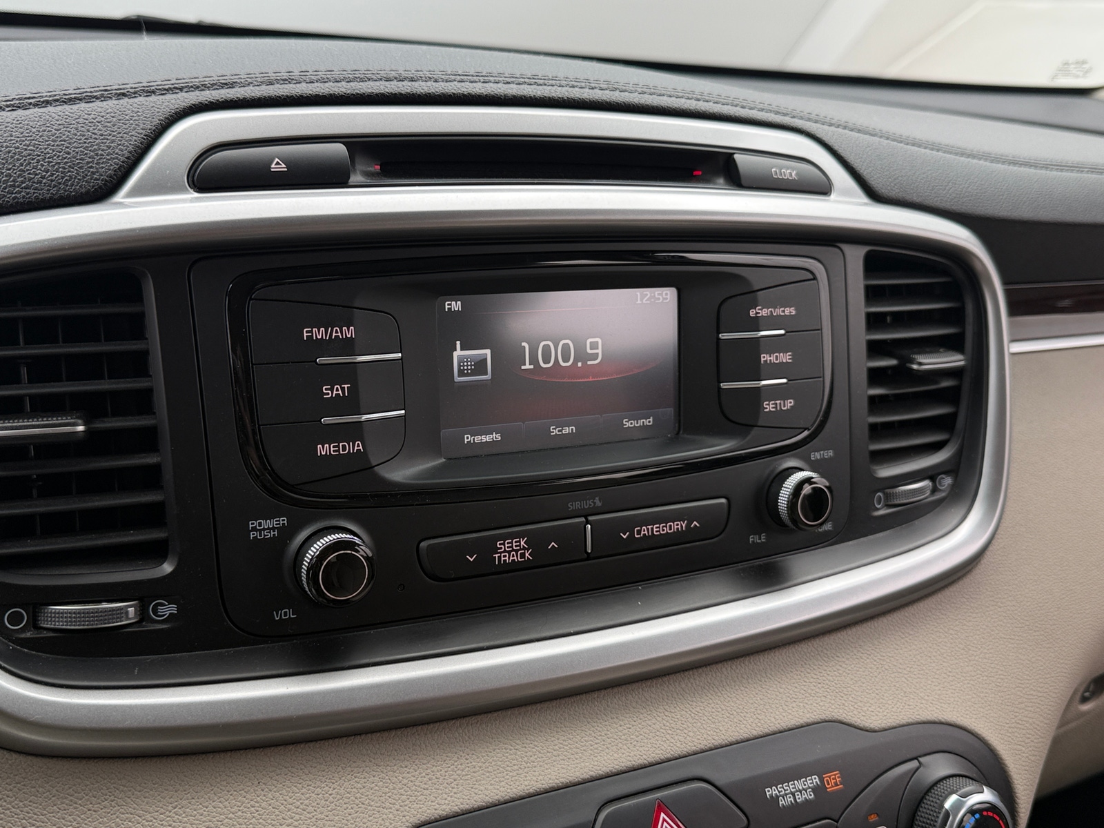 Thumbnail: 2016 Kia Sorento - 4