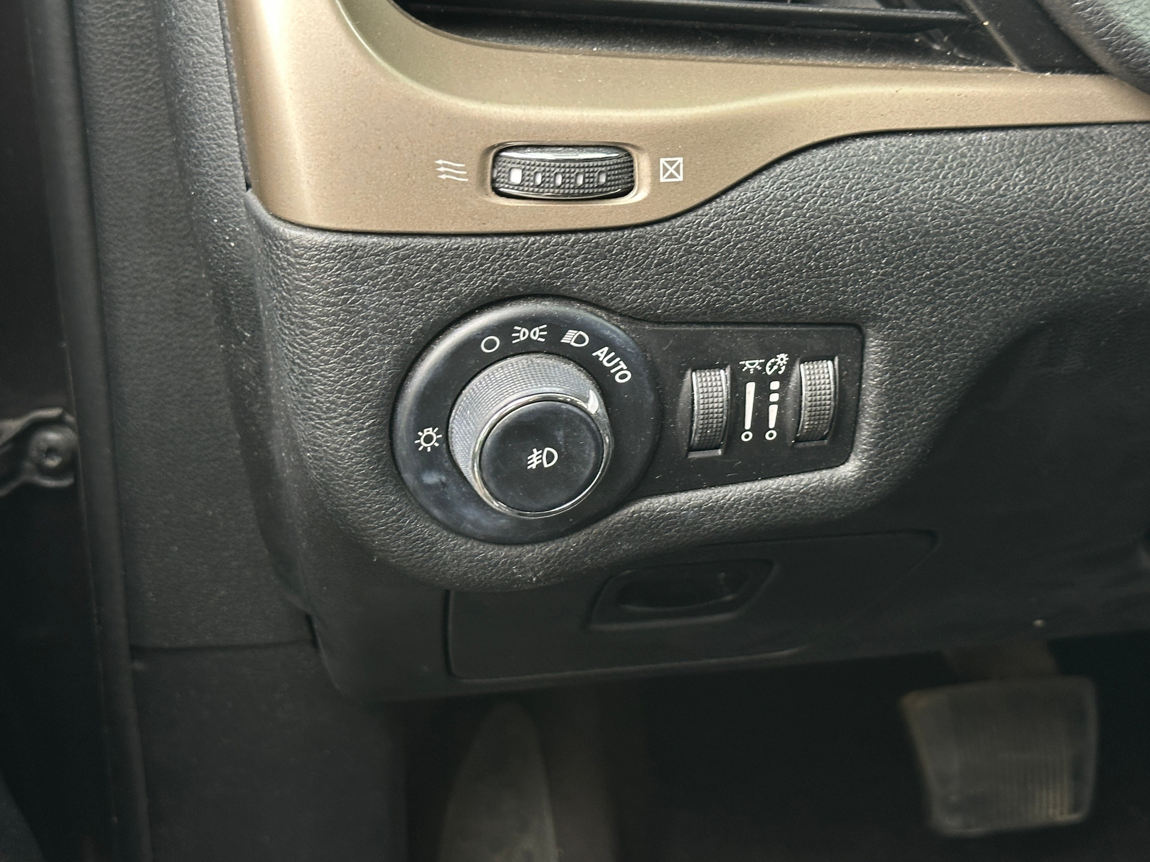 Used 2016 Jeep Cherokee Latitude with VIN 1C4PJLCB3GW307020 for sale in Colonial Heights, VA