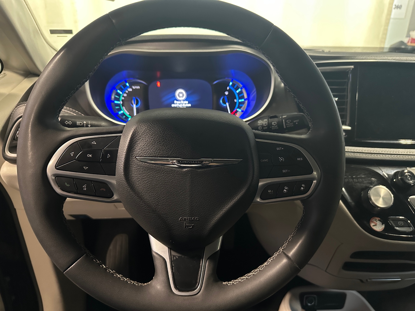 Thumbnail: 2023 Chrysler Pacifica - 5