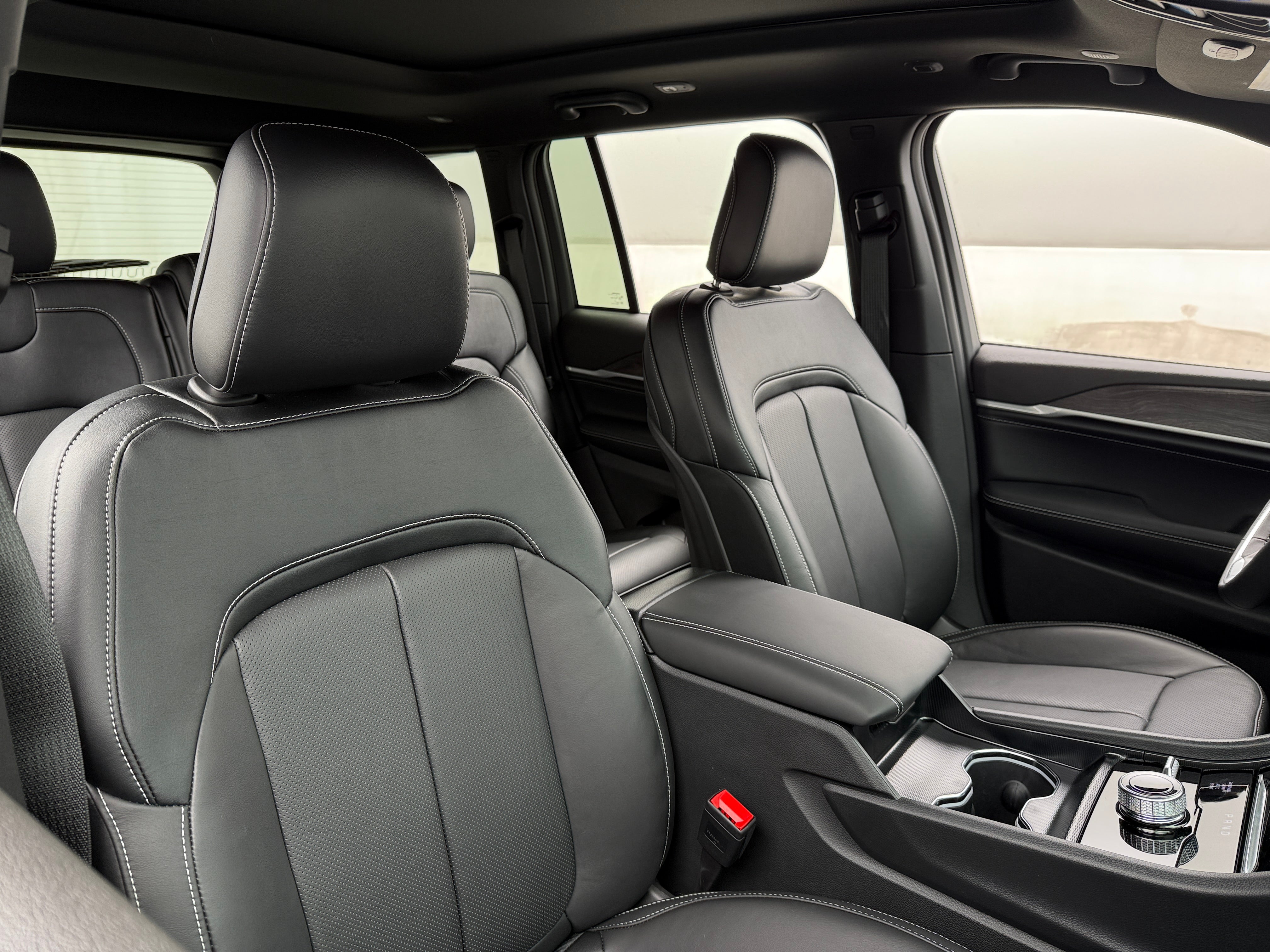2026 Jeep Grand Cherokee Limited Reserve 4x4's photo