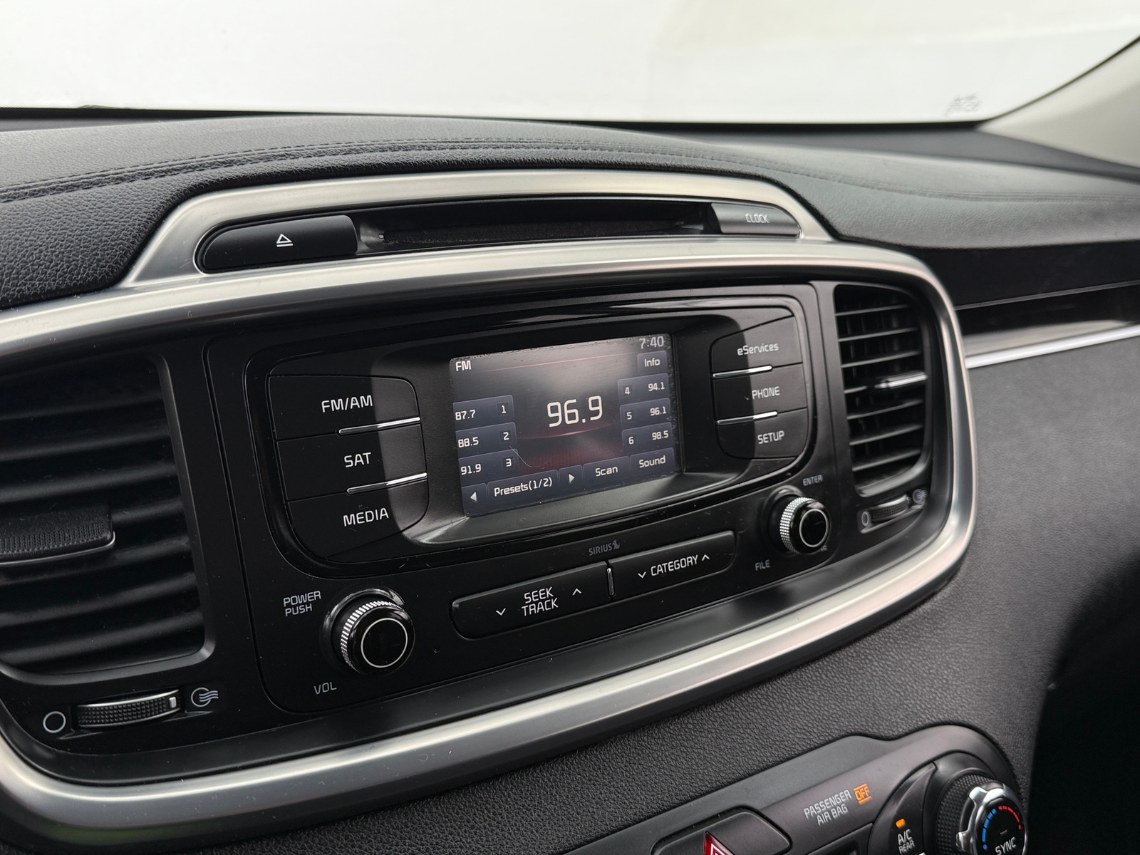 Thumbnail: 2016 Kia Sorento - 3