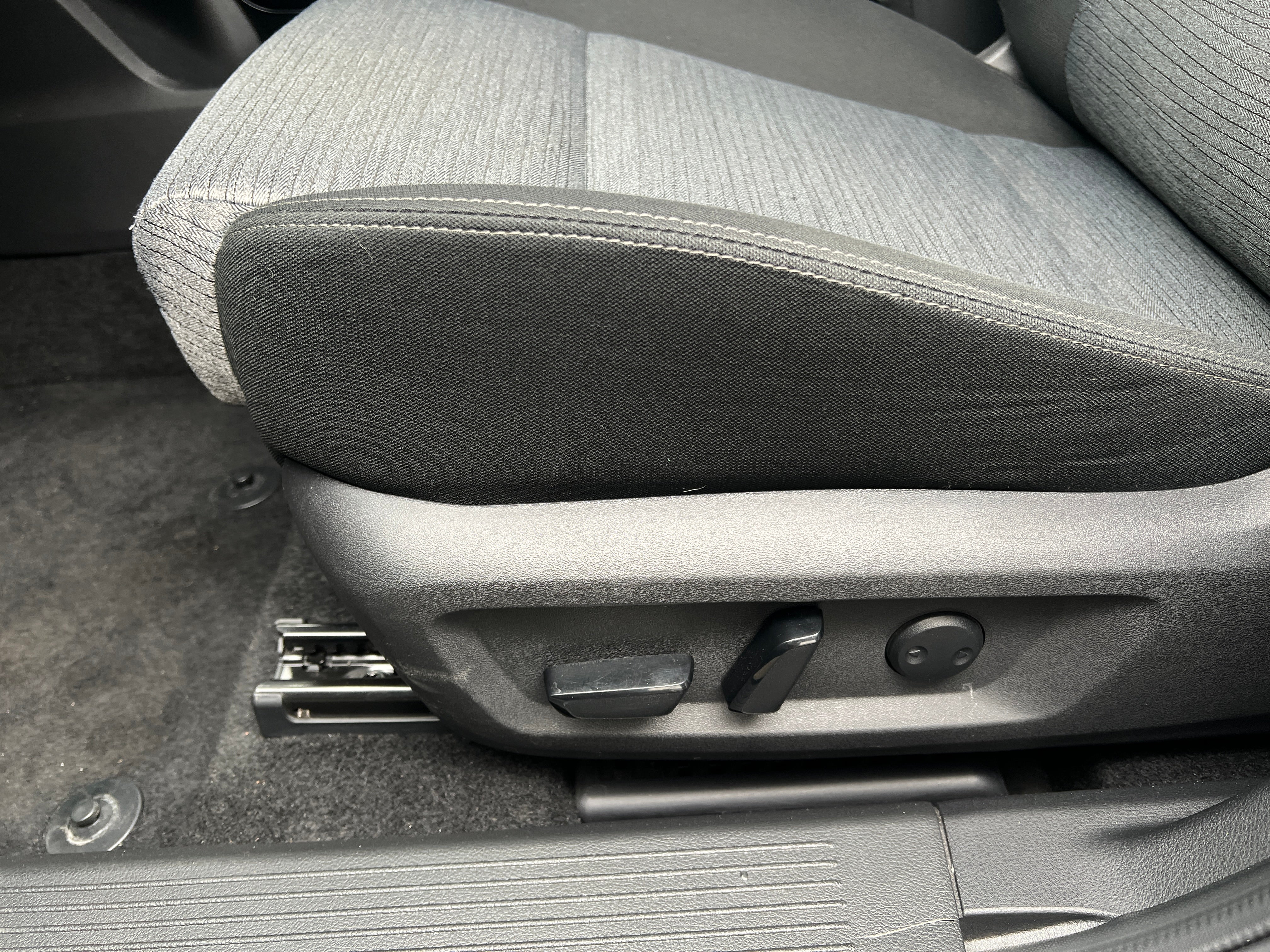 2023 Nissan Rogue SV - Photo 2