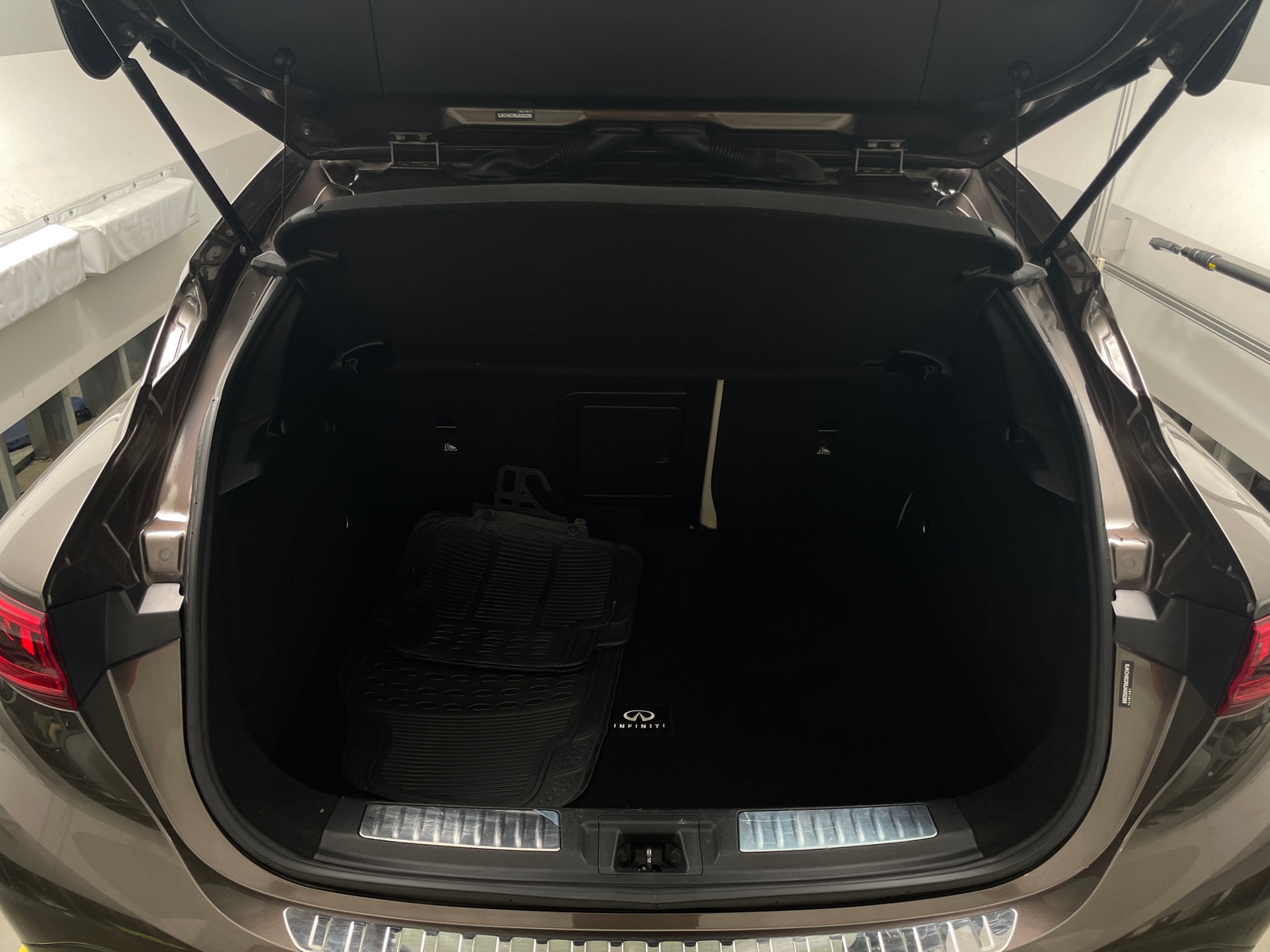 Thumbnail: 2018 INFINITI QX30 - 6