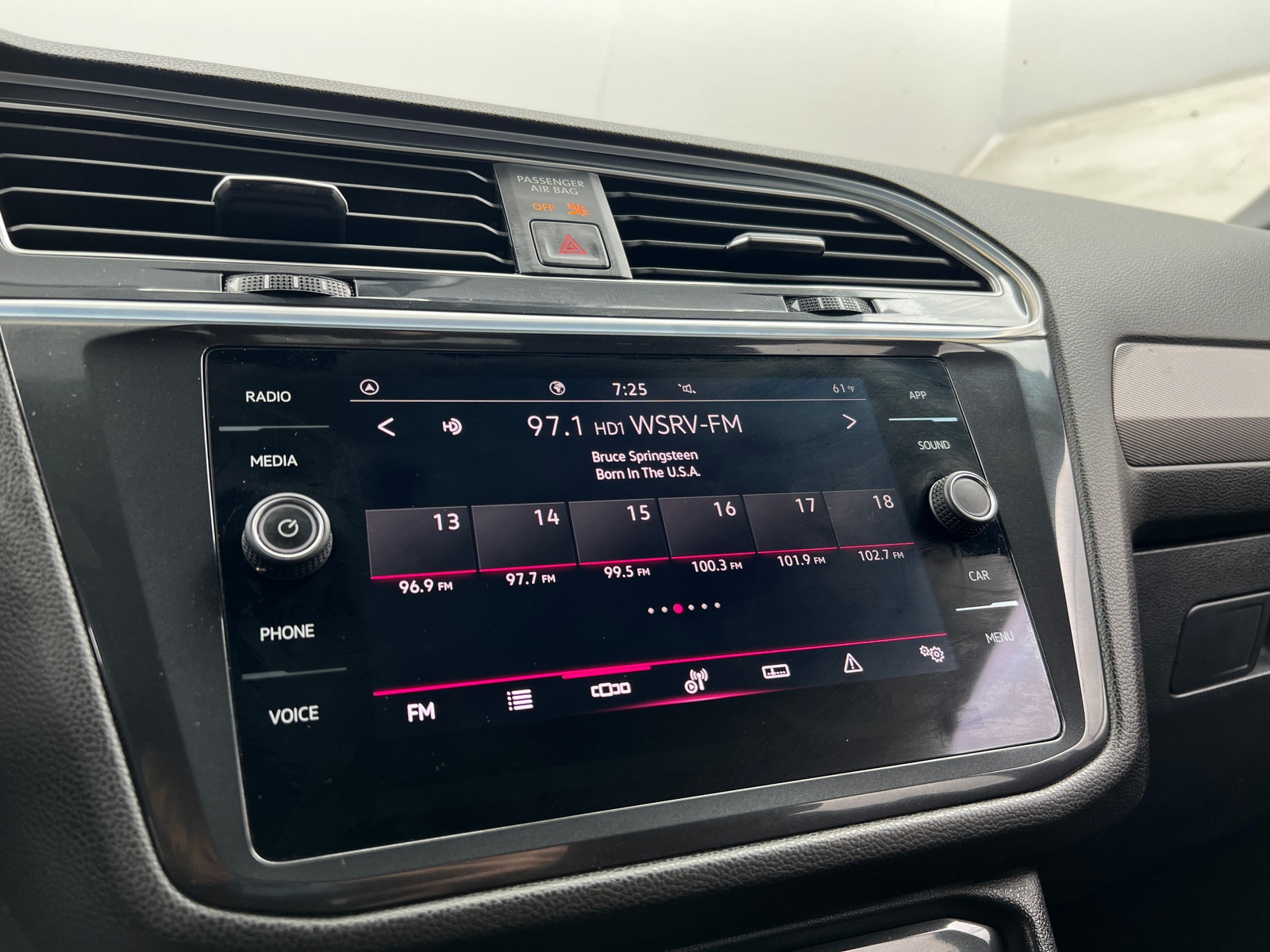 Thumbnail: 2024 Volkswagen Tiguan - 3