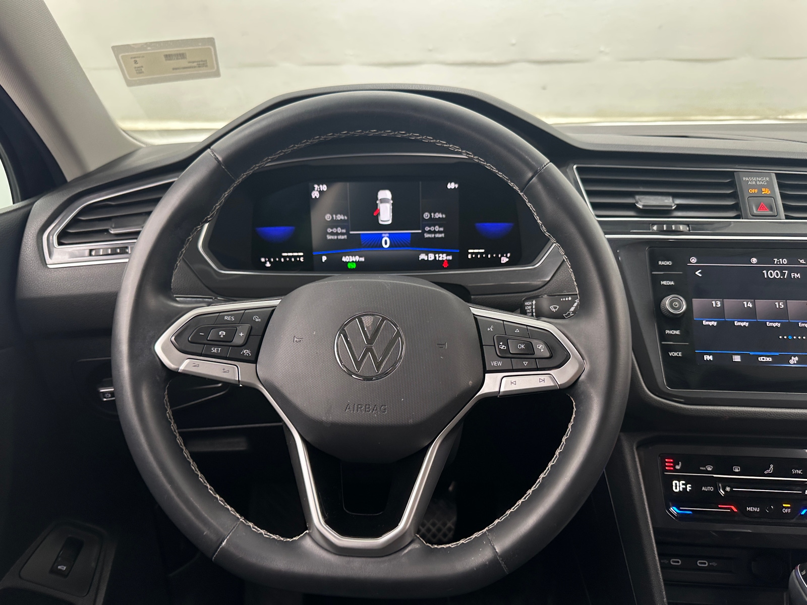 Thumbnail: 2022 Volkswagen Tiguan - 4