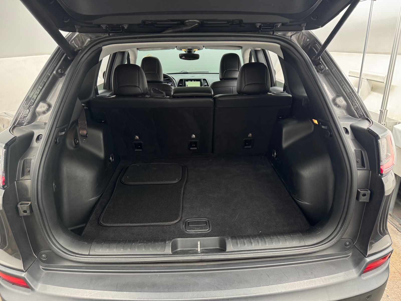 Thumbnail: 2019 Jeep Cherokee - 6