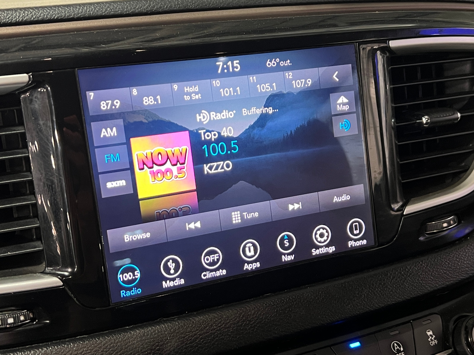 Thumbnail: 2019 Chrysler Pacifica - 4