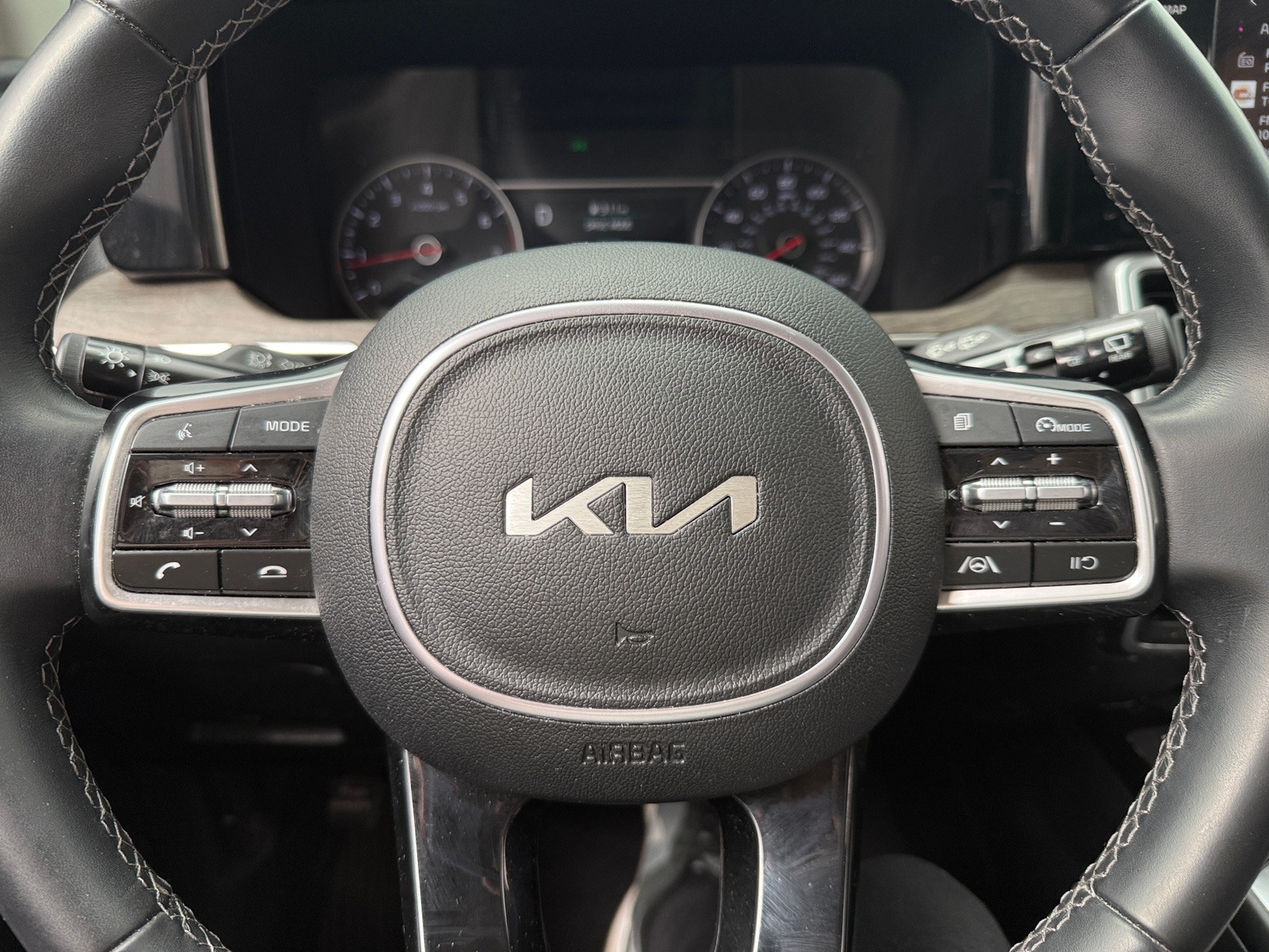 Thumbnail: 2023 Kia Sorento - 4