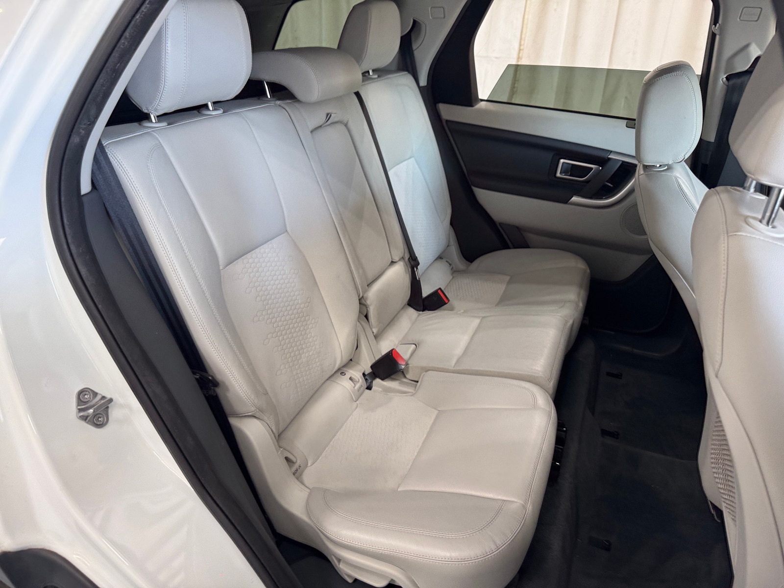 Thumbnail: 2017 Land Rover Discovery Sport - 5