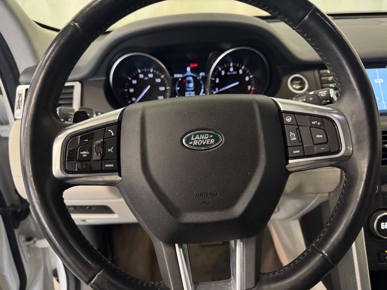 Thumbnail: 2017 Land Rover Discovery Sport - 4