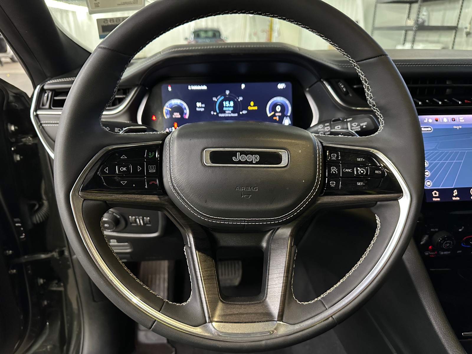 Thumbnail: 2023 Jeep Grand Cherokee L - 4