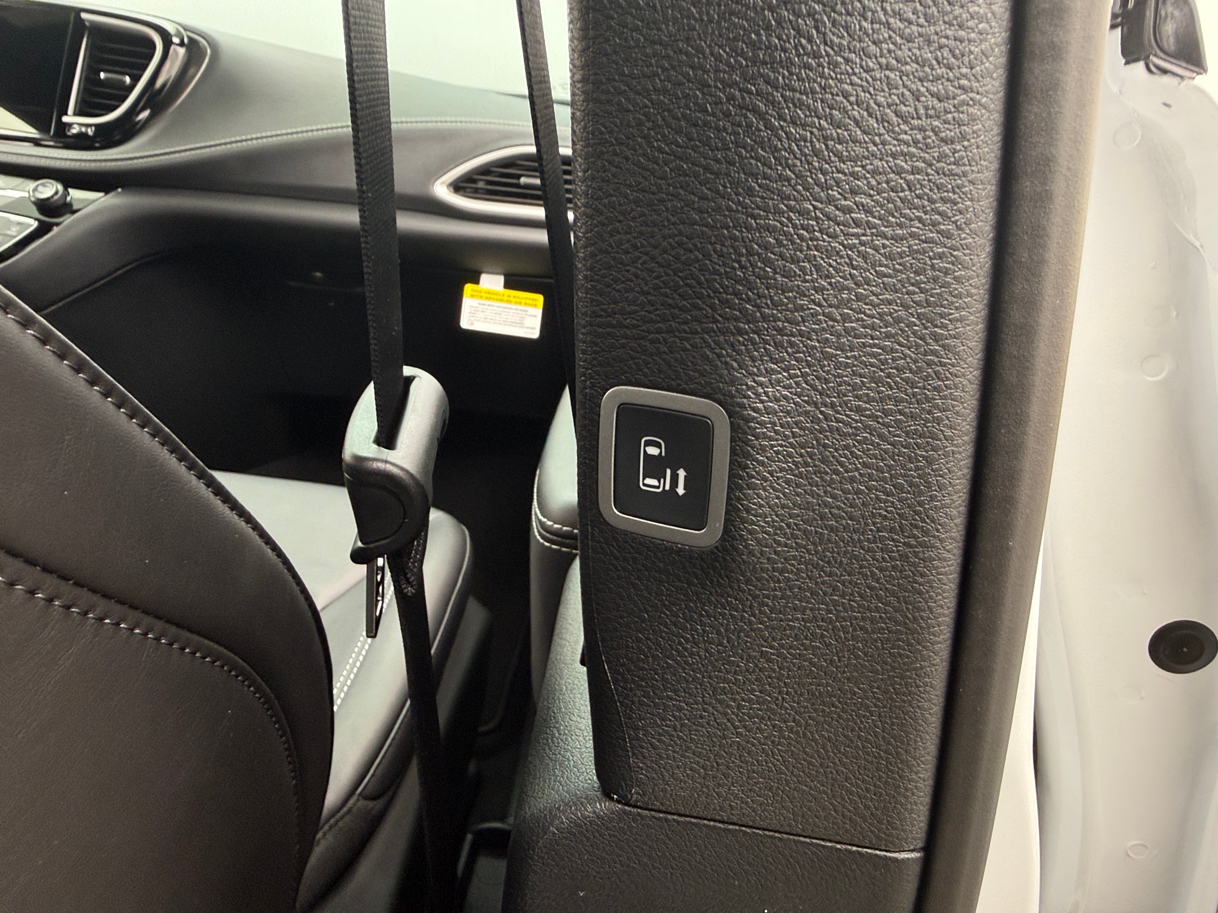 2026 Chrysler Pacifica Select's photo