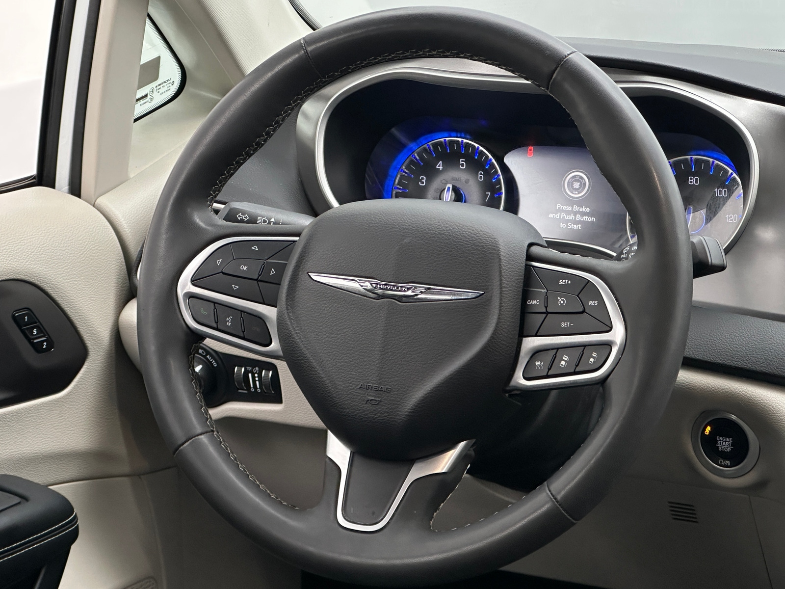 Thumbnail: 2023 Chrysler Pacifica - 4