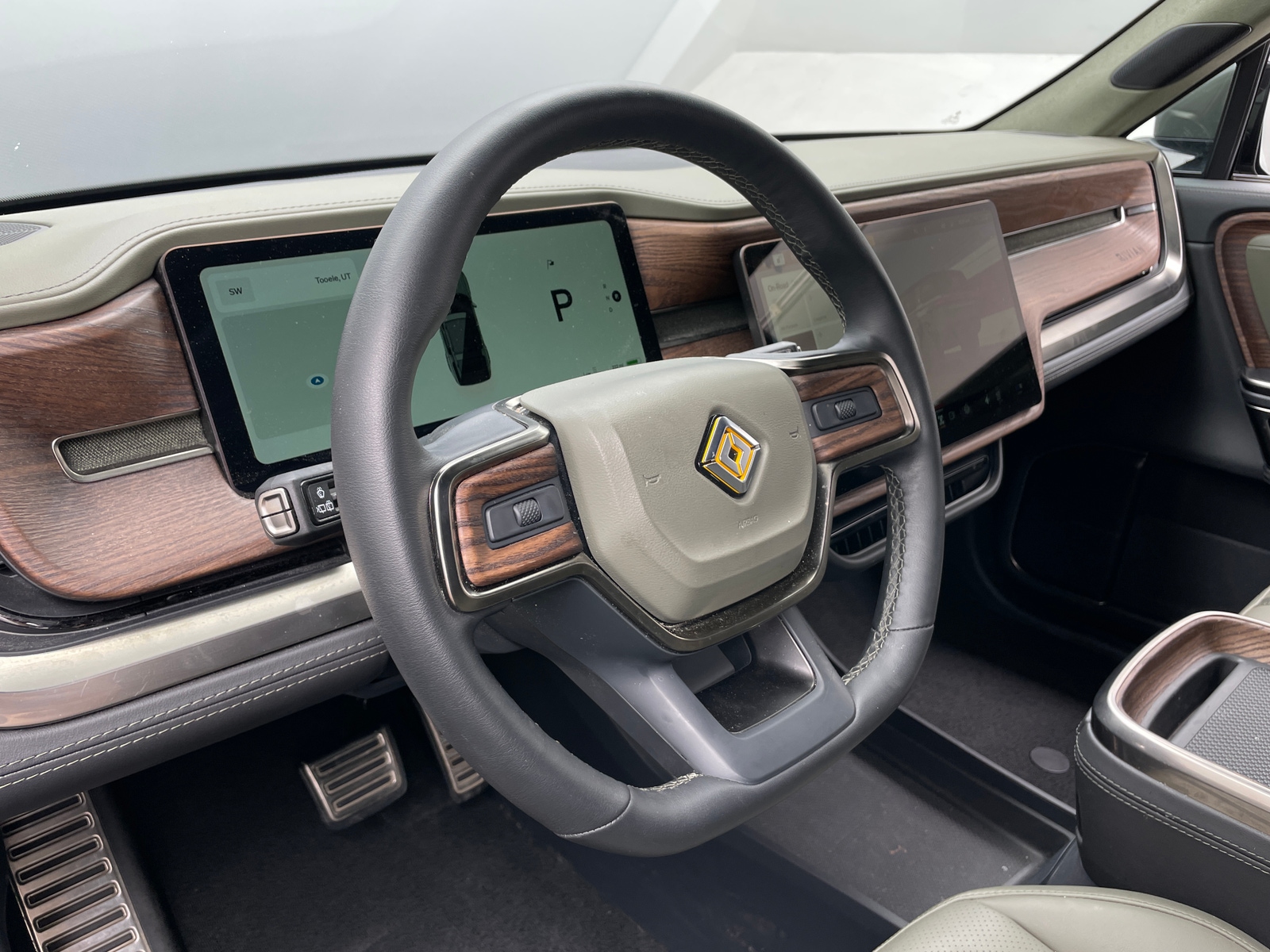 Thumbnail: 2023 Rivian R1S - 4