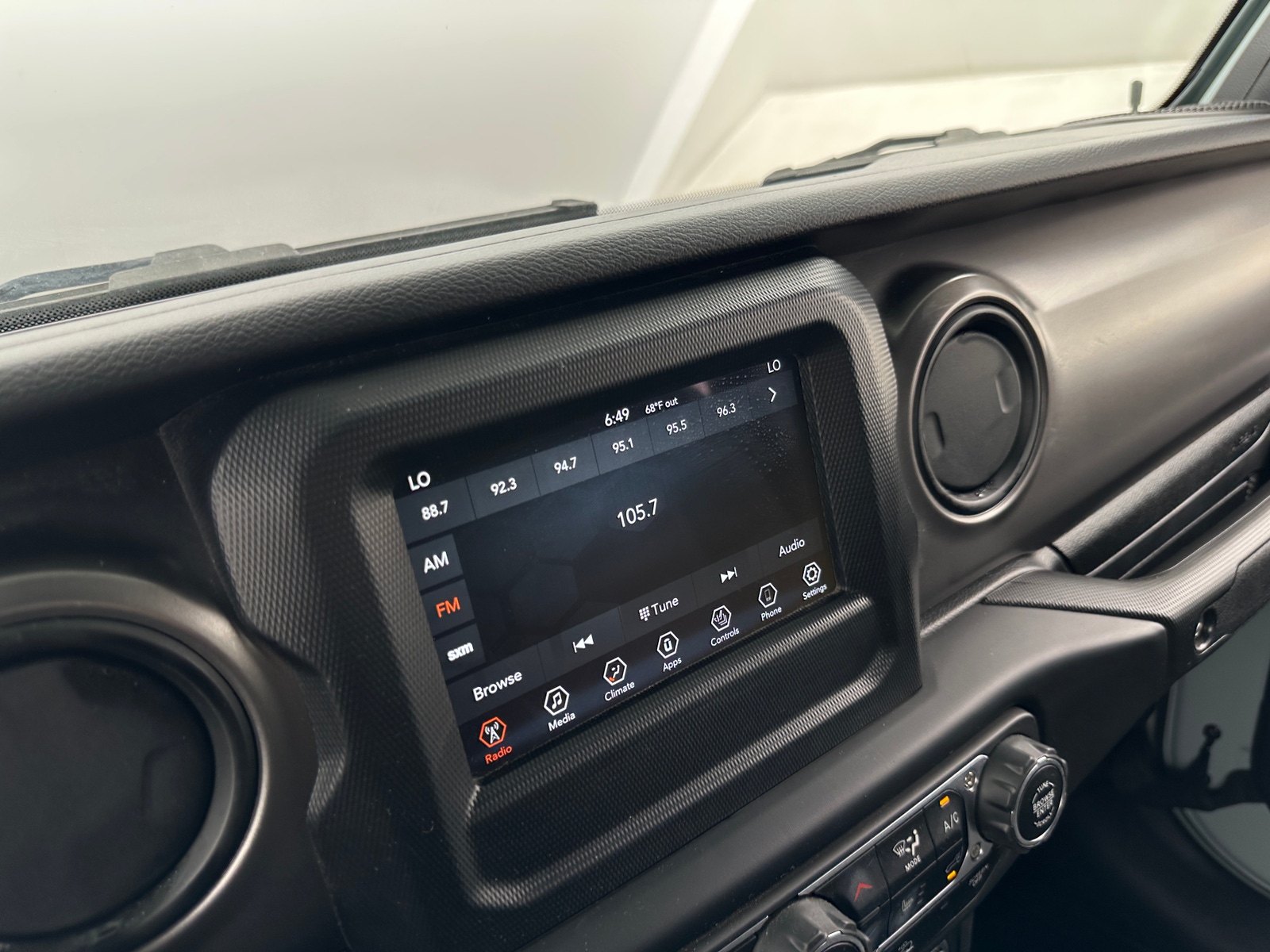 Thumbnail: 2023 Jeep Gladiator - 4