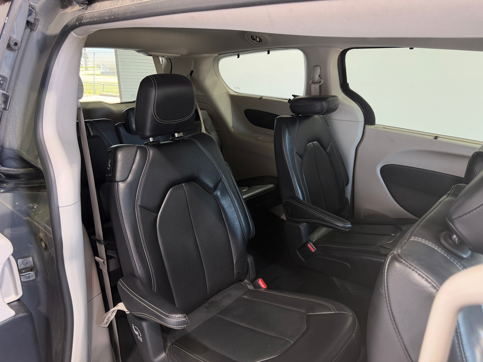 Thumbnail: 2022 Chrysler Pacifica - 5