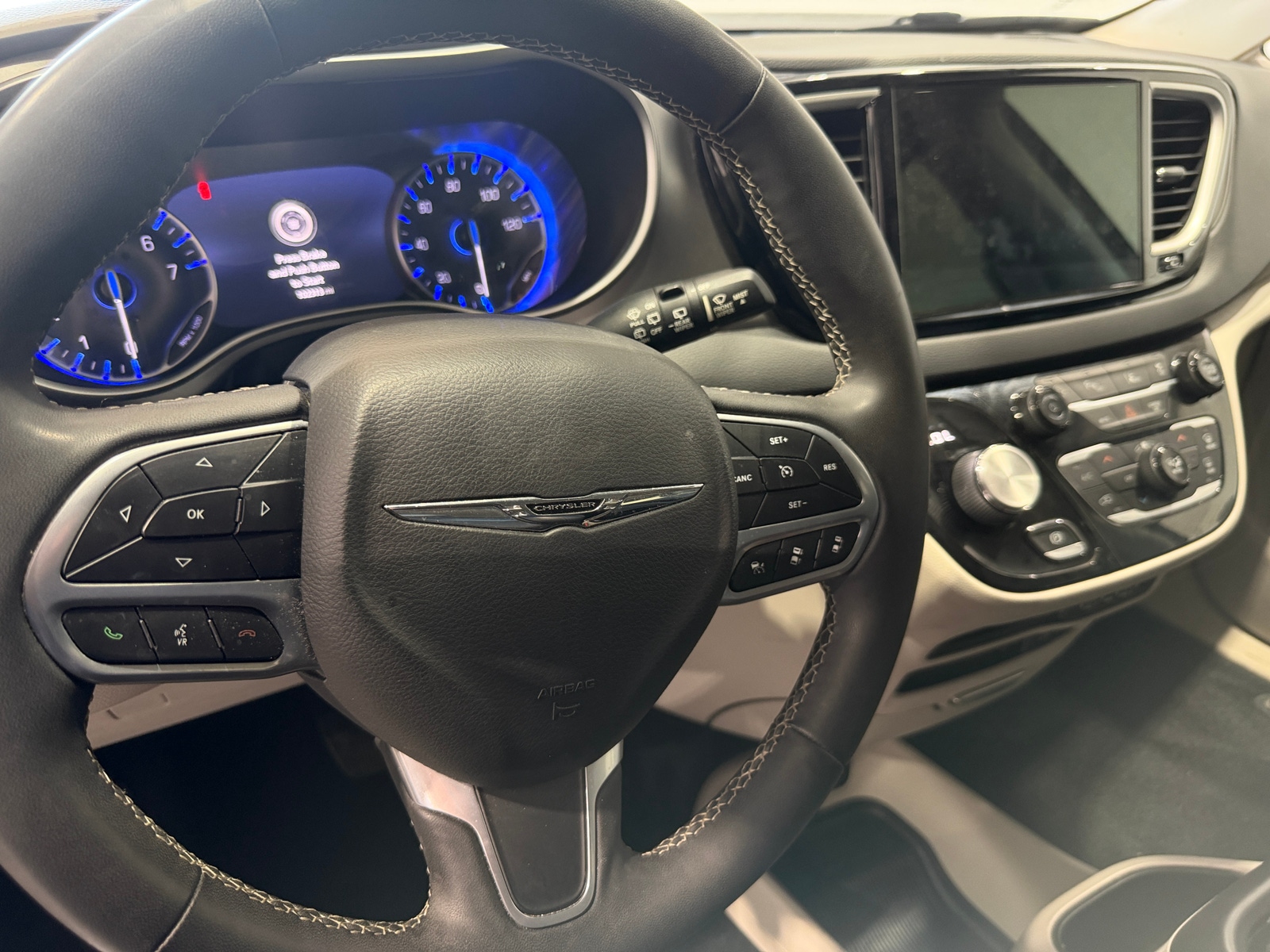 Thumbnail: 2022 Chrysler Pacifica - 4