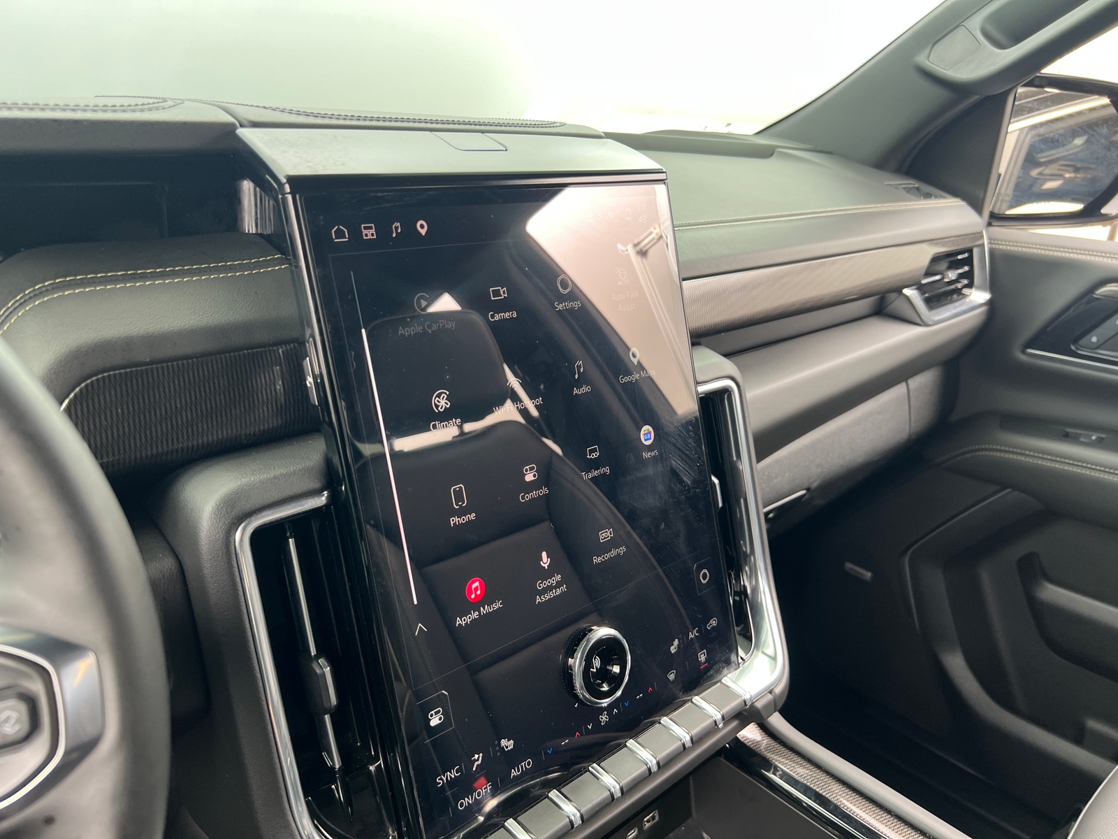 Thumbnail: 2025 GMC Yukon XL - 3