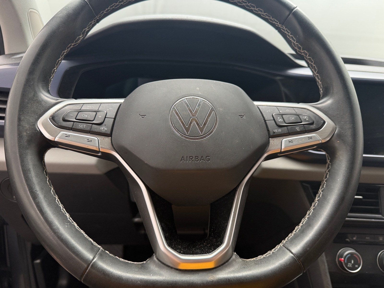 Thumbnail: 2022 Volkswagen Taos - 4