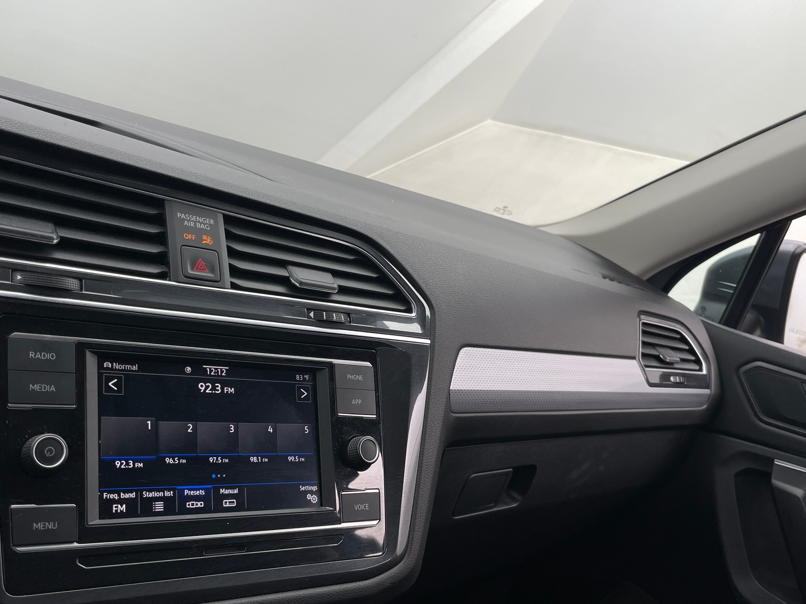 Thumbnail: 2023 Volkswagen Tiguan - 4