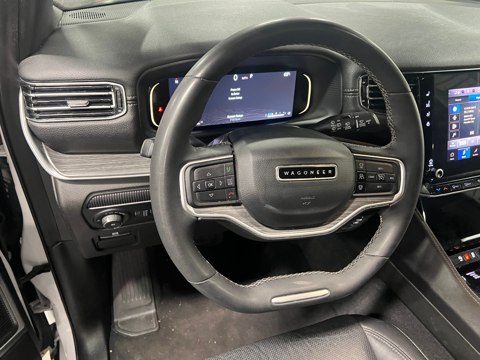 Thumbnail: 2023 Jeep Wagoneer - 4
