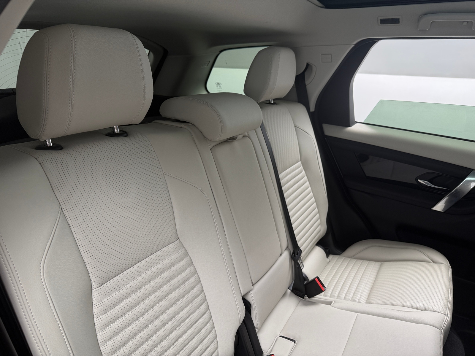 Thumbnail: 2023 Land Rover Discovery Sport - 5