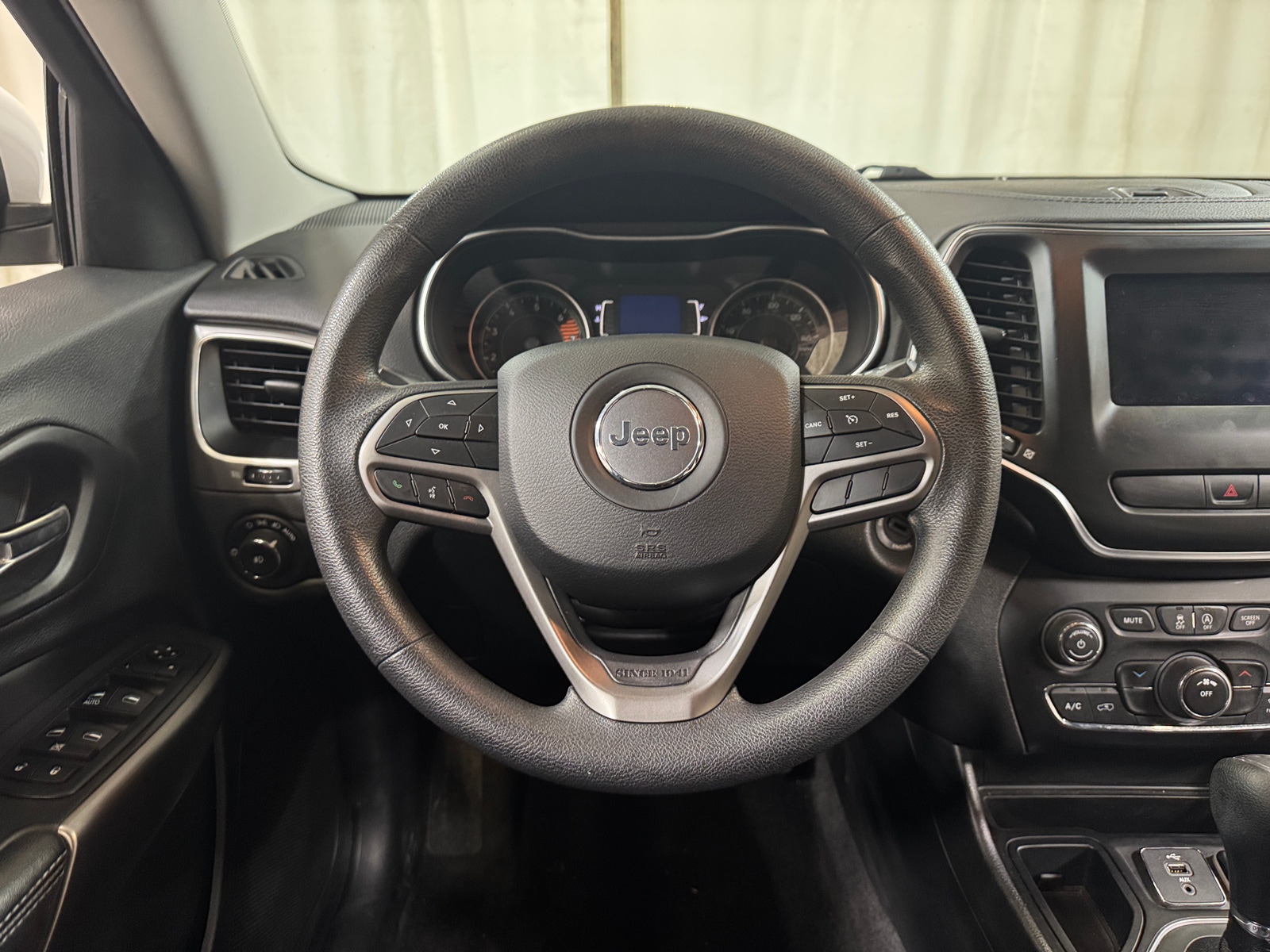 Thumbnail: 2019 Jeep Cherokee - 5