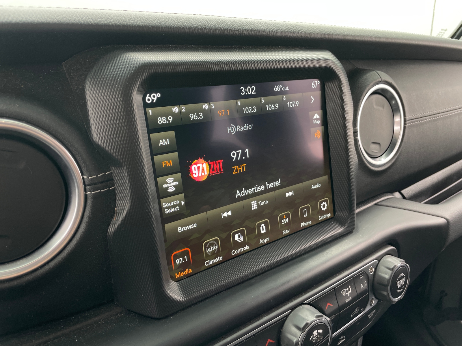 Thumbnail: 2022 Jeep Wrangler - 3