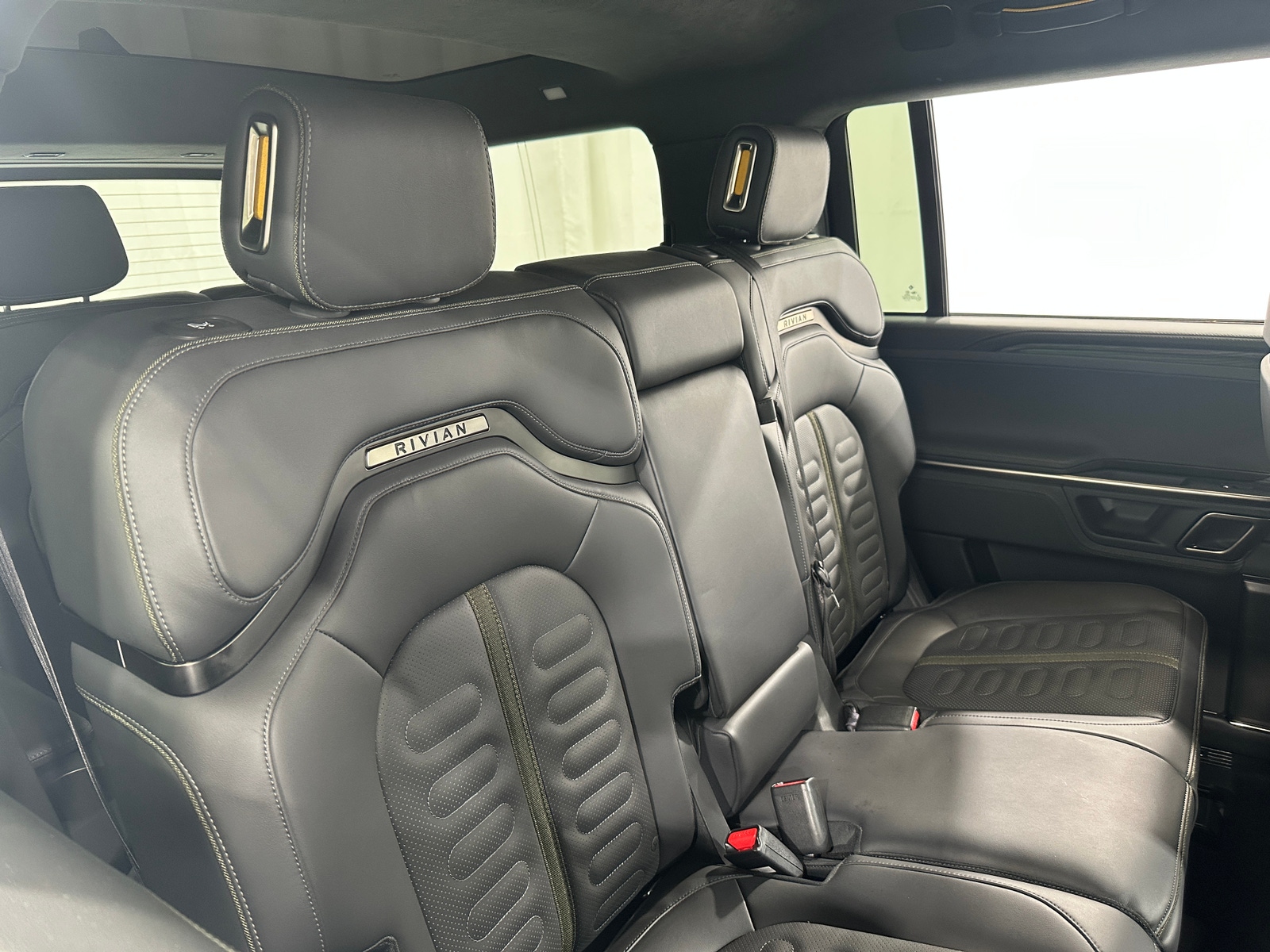 Thumbnail: 2024 Rivian R1S - 5