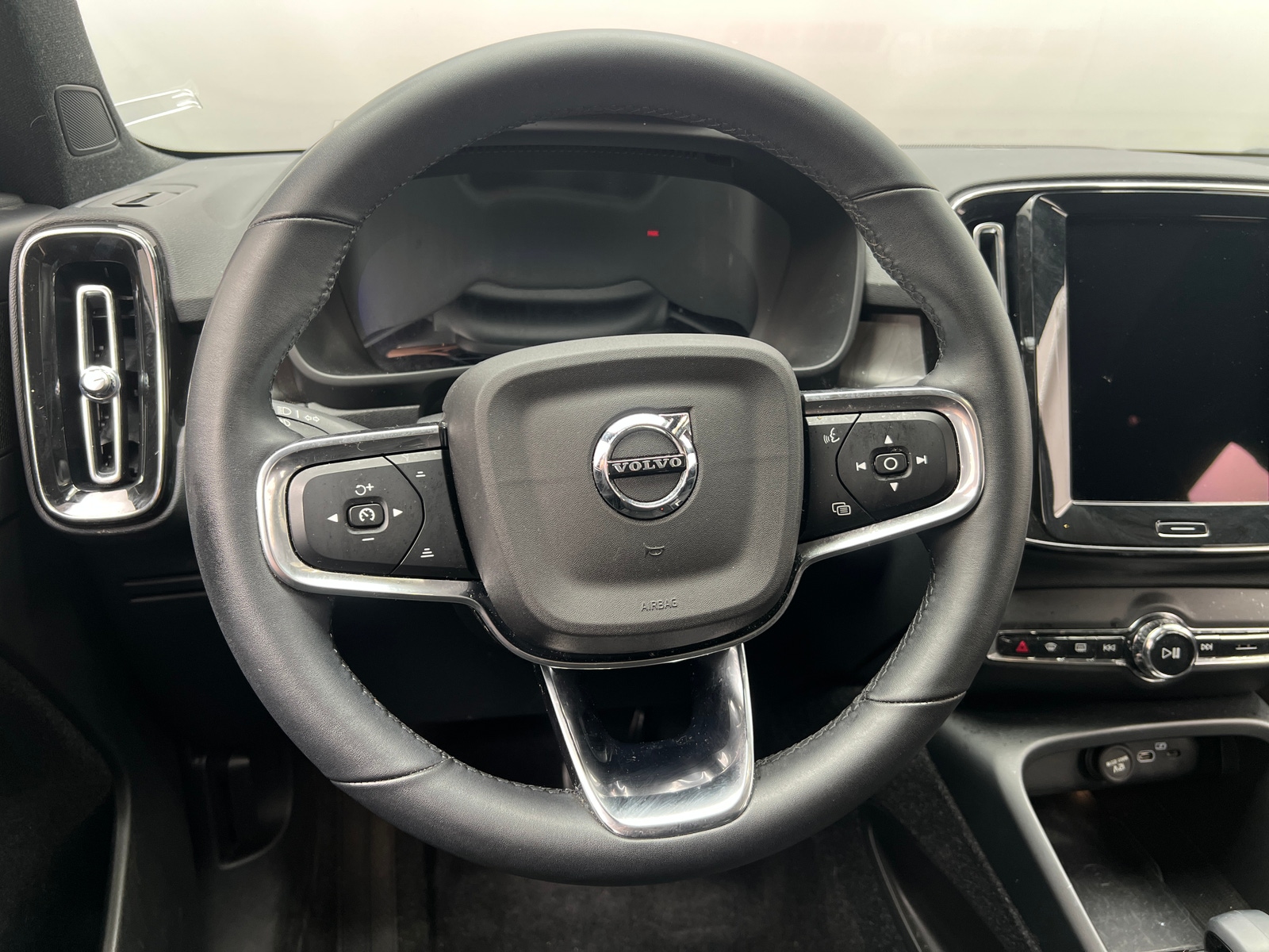 Thumbnail: 2023 Volvo C40 - 5