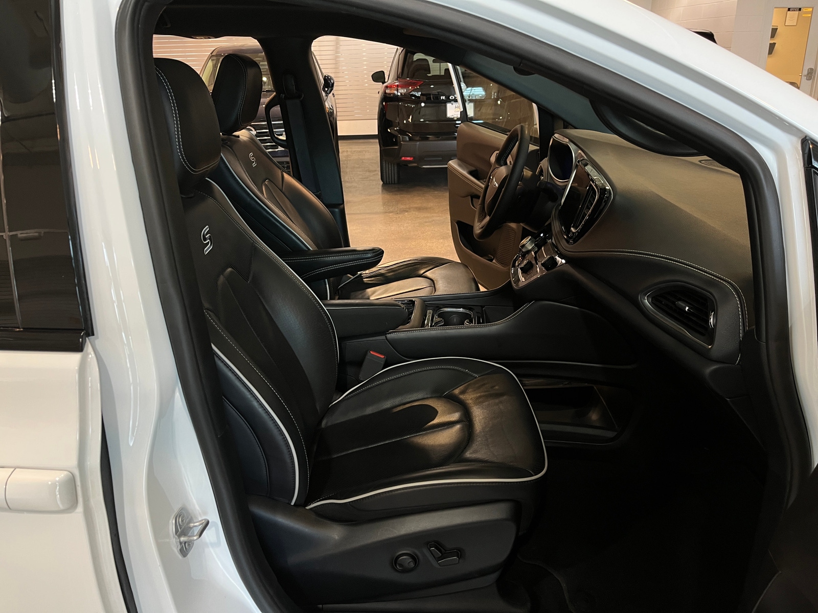 Thumbnail: 2025 Chrysler Pacifica - 2