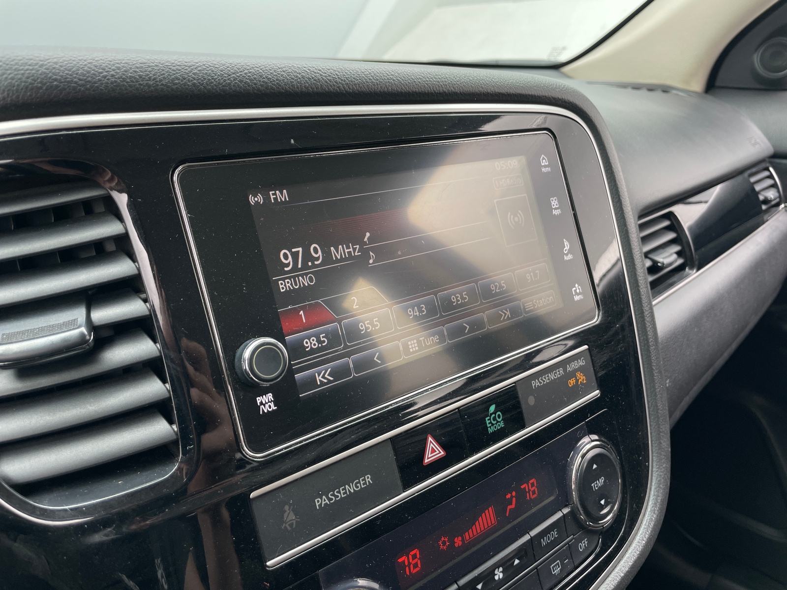 Thumbnail: 2019 Mitsubishi Outlander - 4