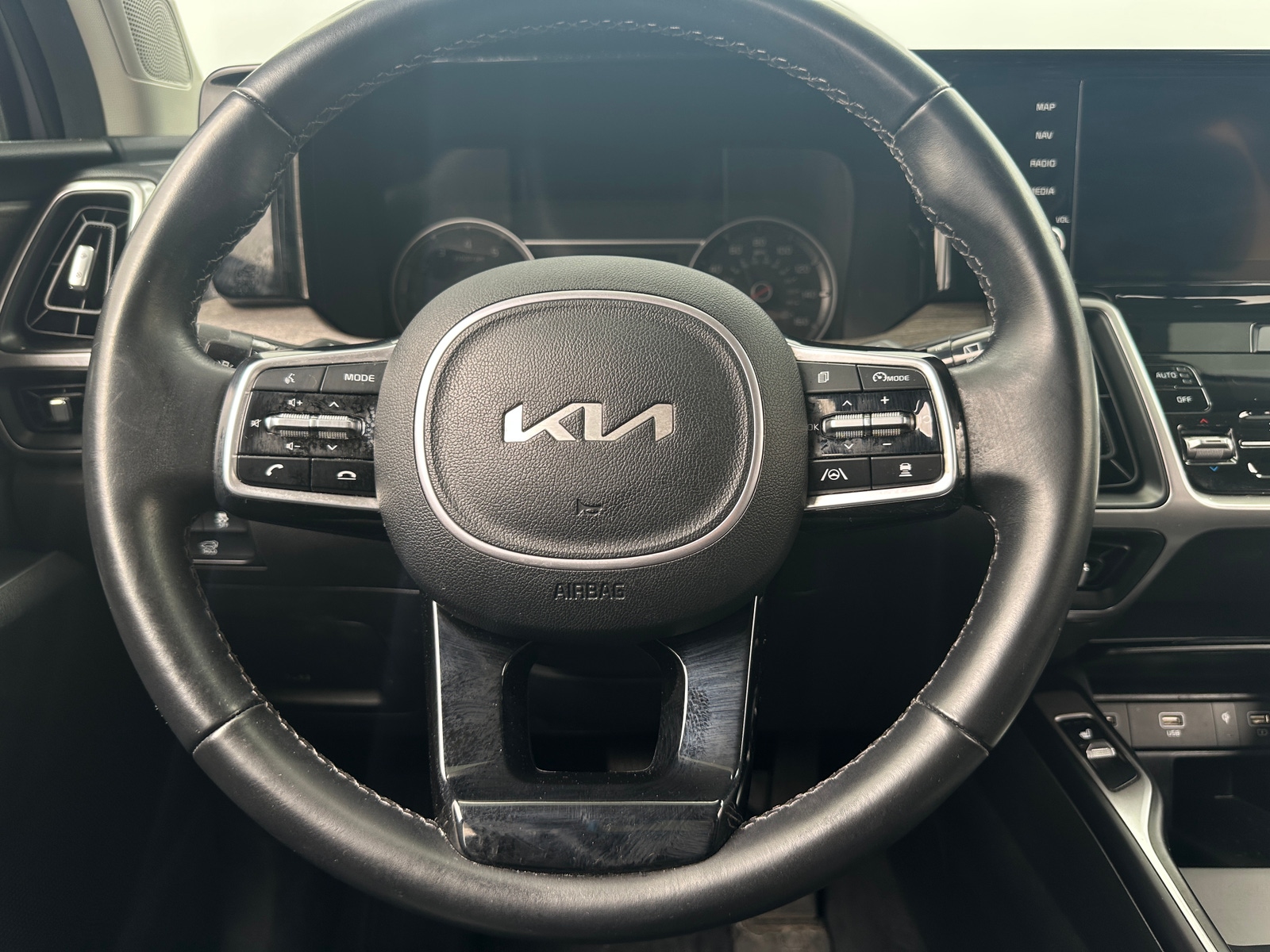 Thumbnail: 2023 Kia Sorento - 4