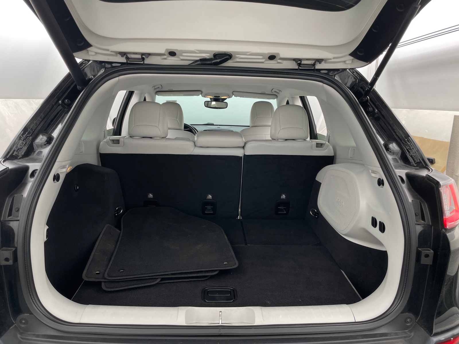 Thumbnail: 2019 Jeep Cherokee - 6